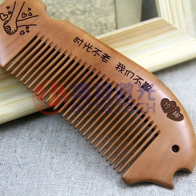 梳子定制暖心禮物來襲-竹木制品激光打標(biāo)機