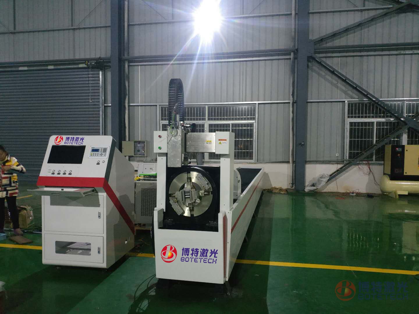 圓管光纖激光切割機(jī) 圓管光纖激光切割機(jī)
